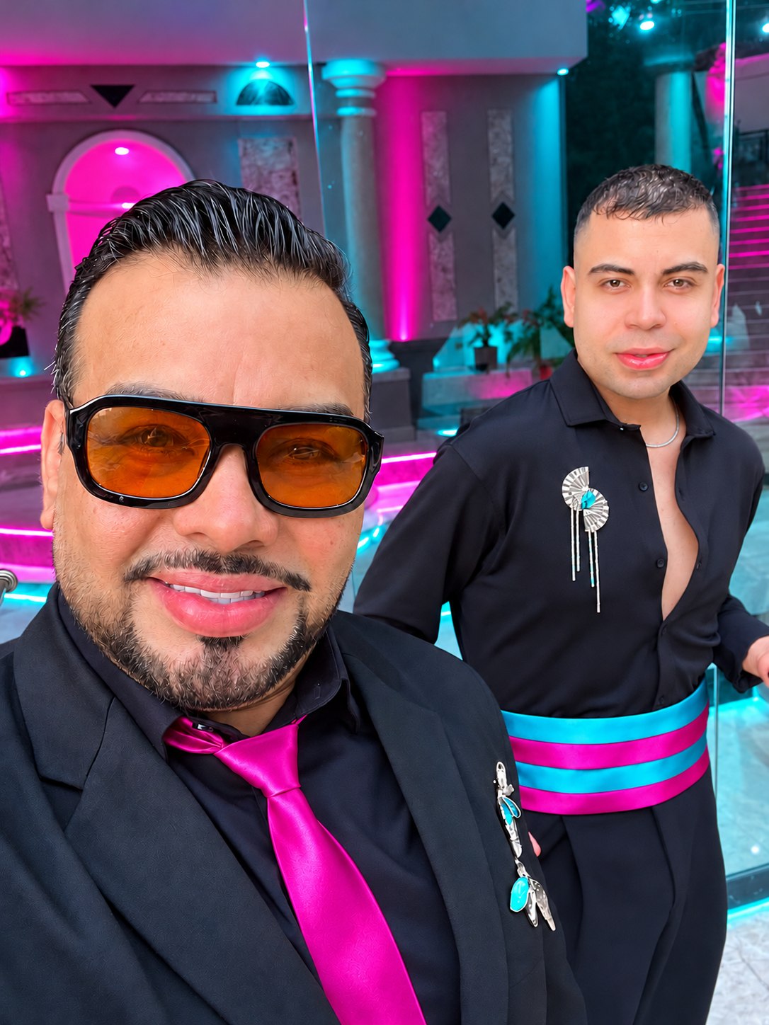 Retrato del salón adaptado a la identidad cian y magenta, con las dos personas de la fotografía proporcionada